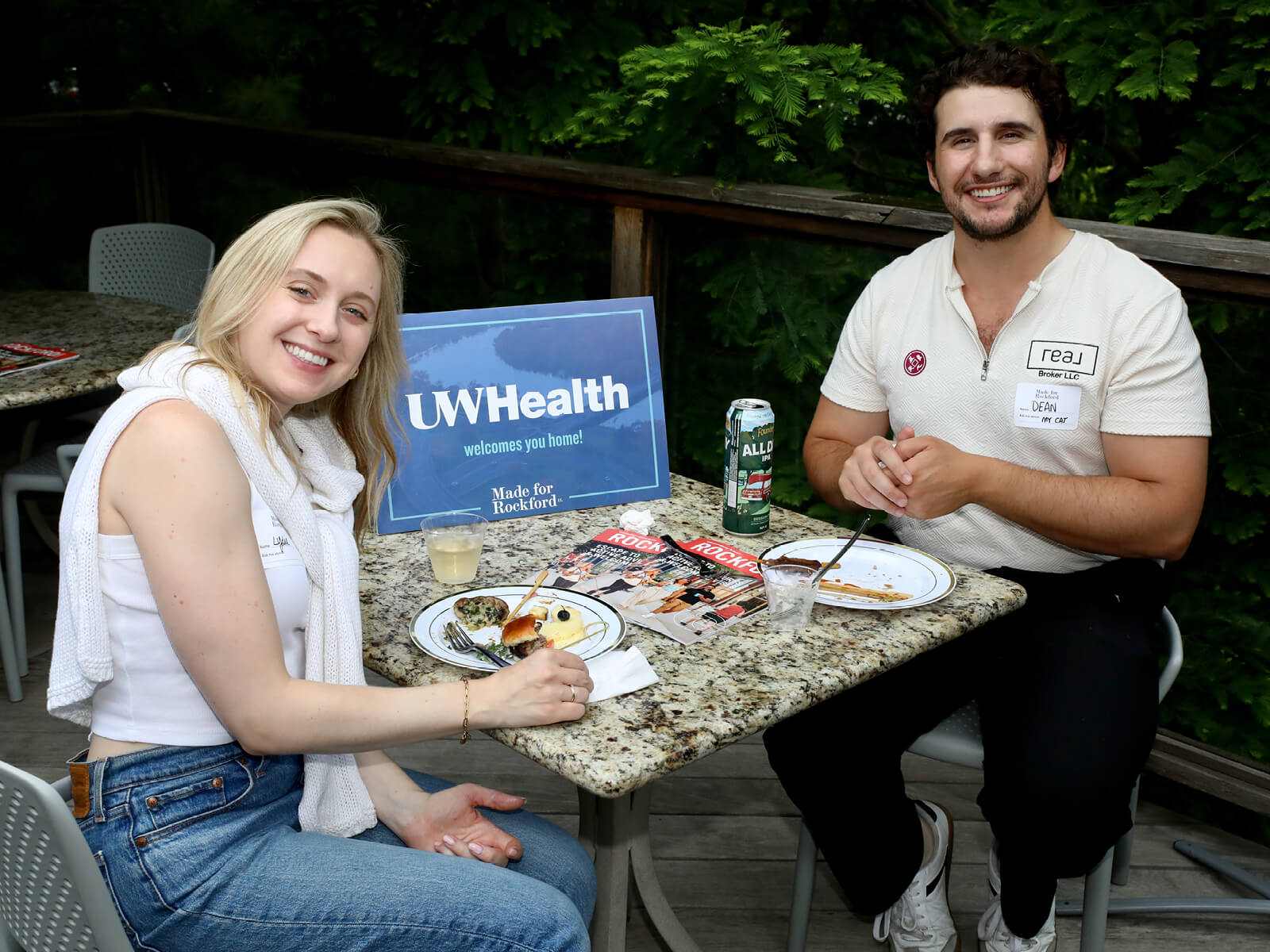 A couple eating at Anderson Japanese Gardens for a Rockford new resident mixer
